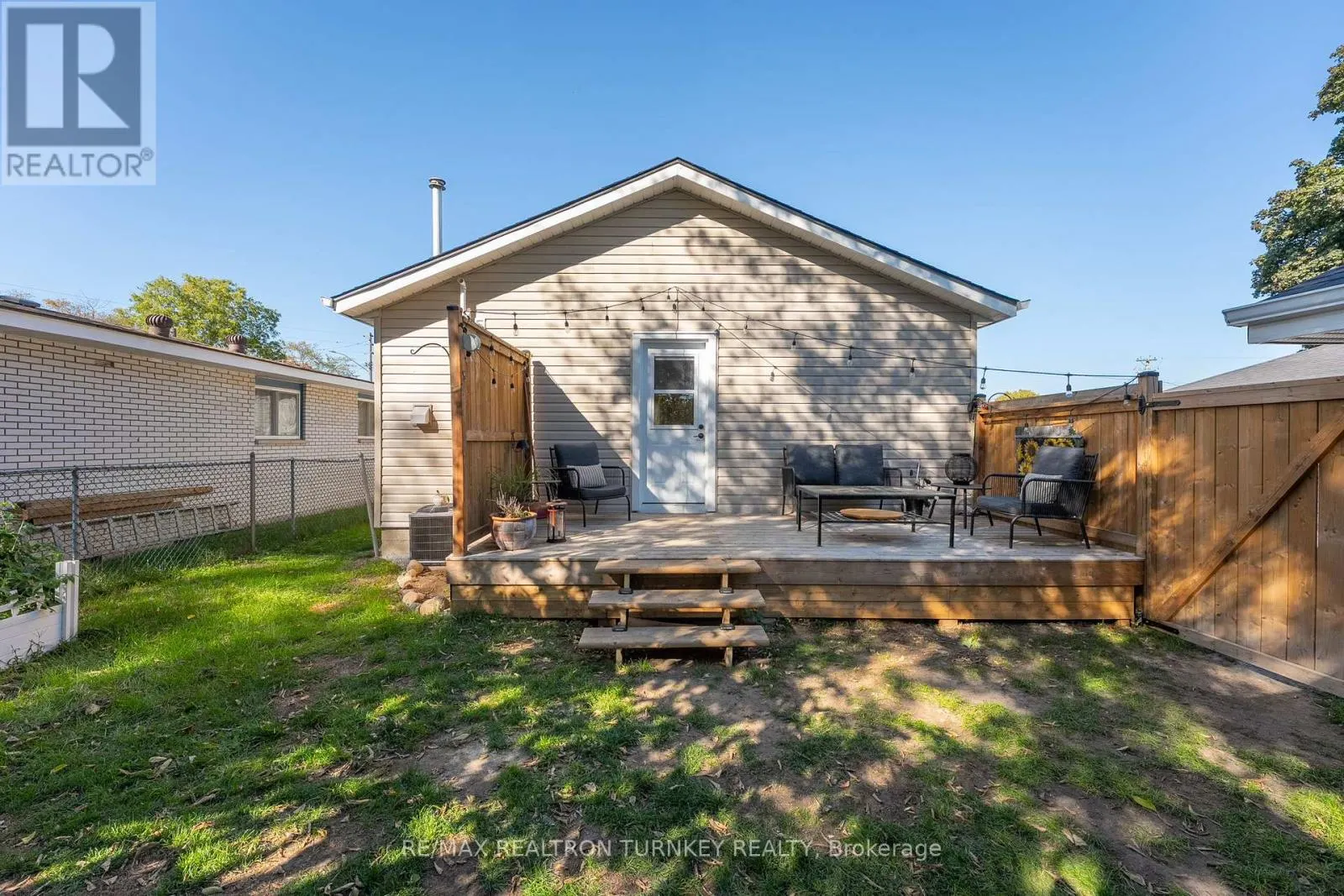 86 SIMCOE STREET
