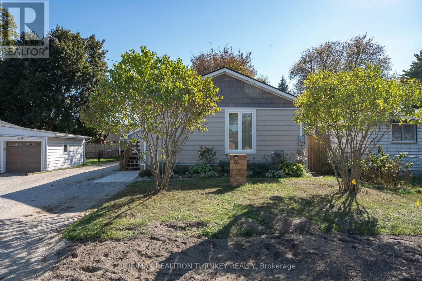 86 SIMCOE STREET