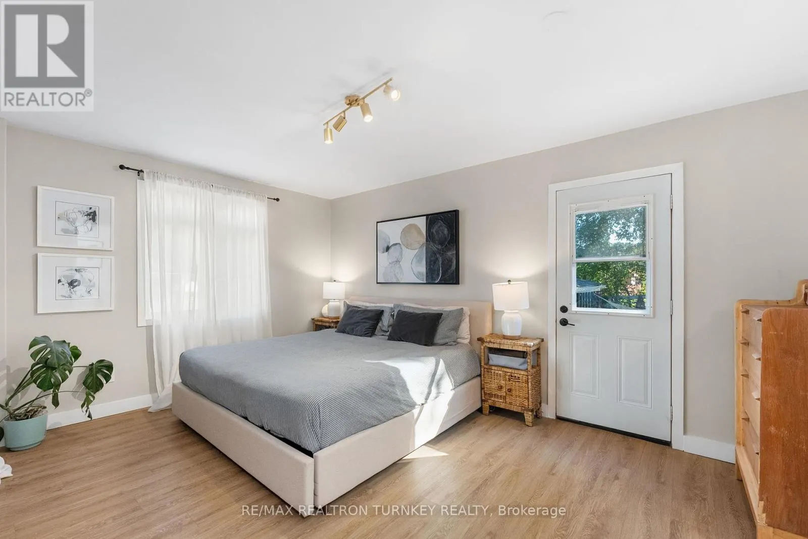 86 SIMCOE STREET