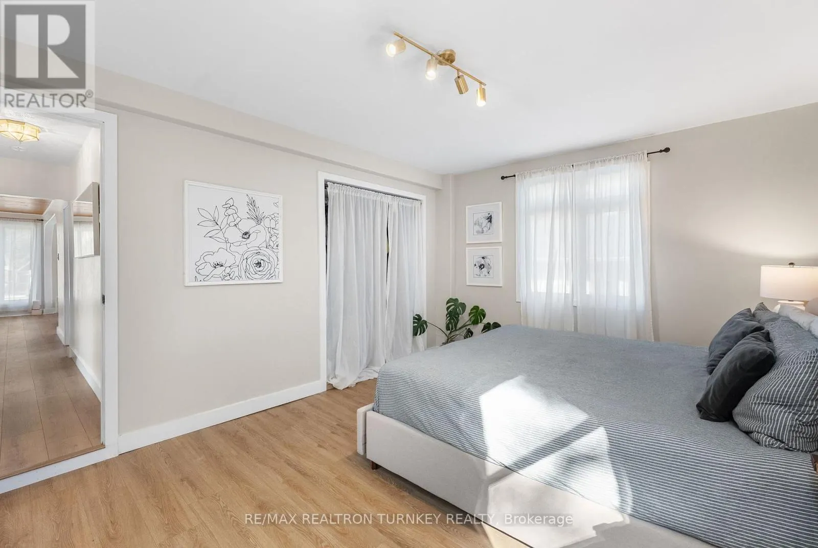 86 SIMCOE STREET