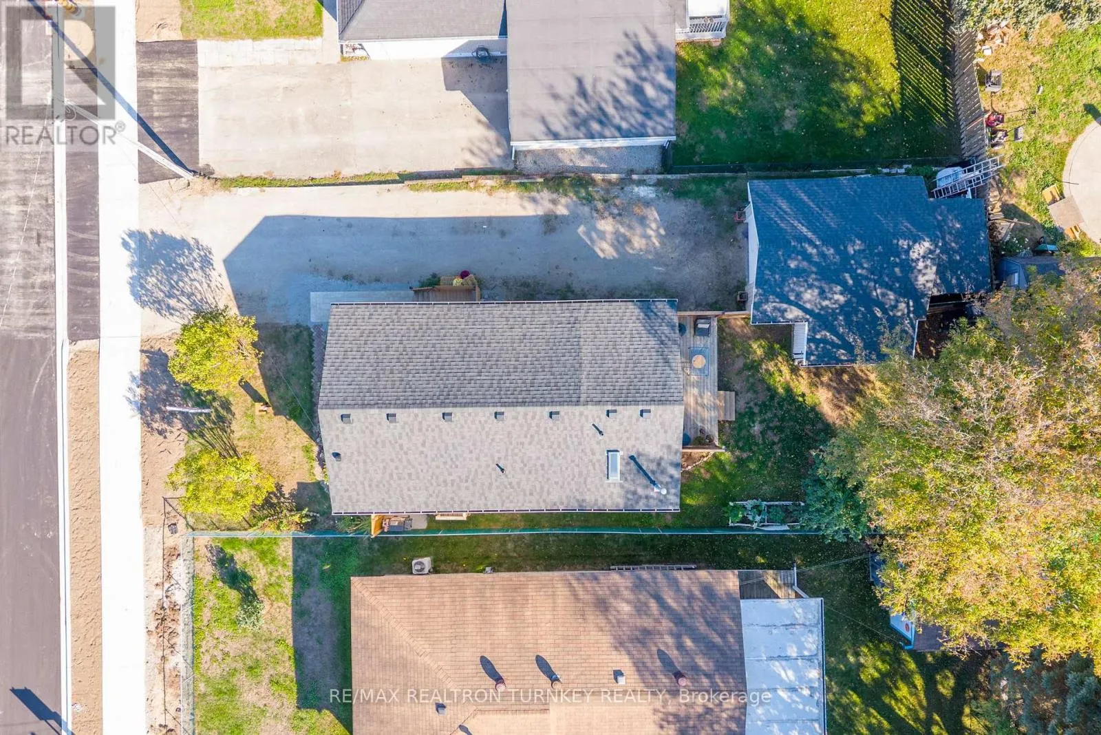 86 SIMCOE STREET