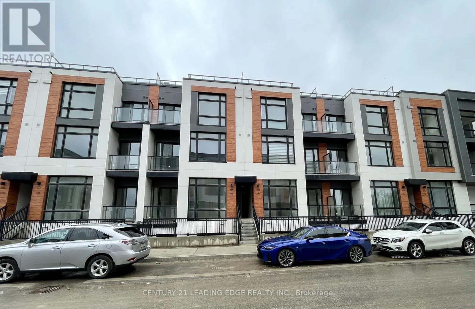 924 - 2 STECKLEY HOUSE LANE