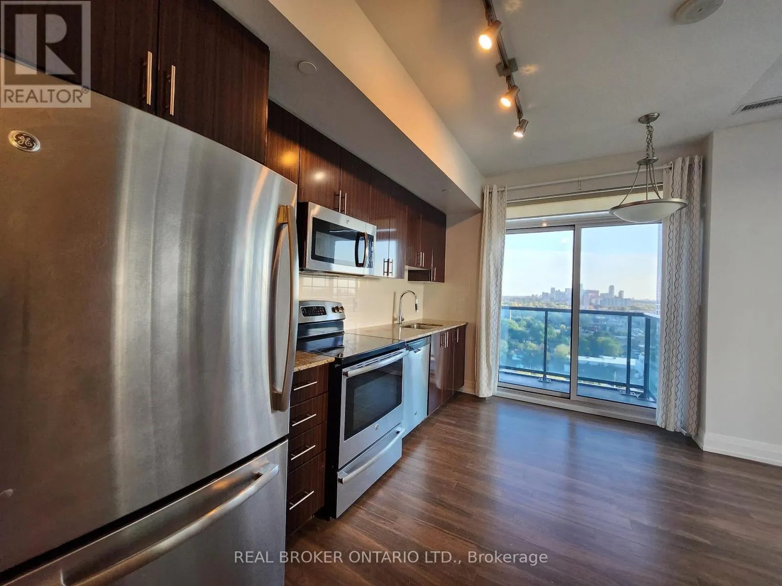 1609 - 7165 YONGE STREET
