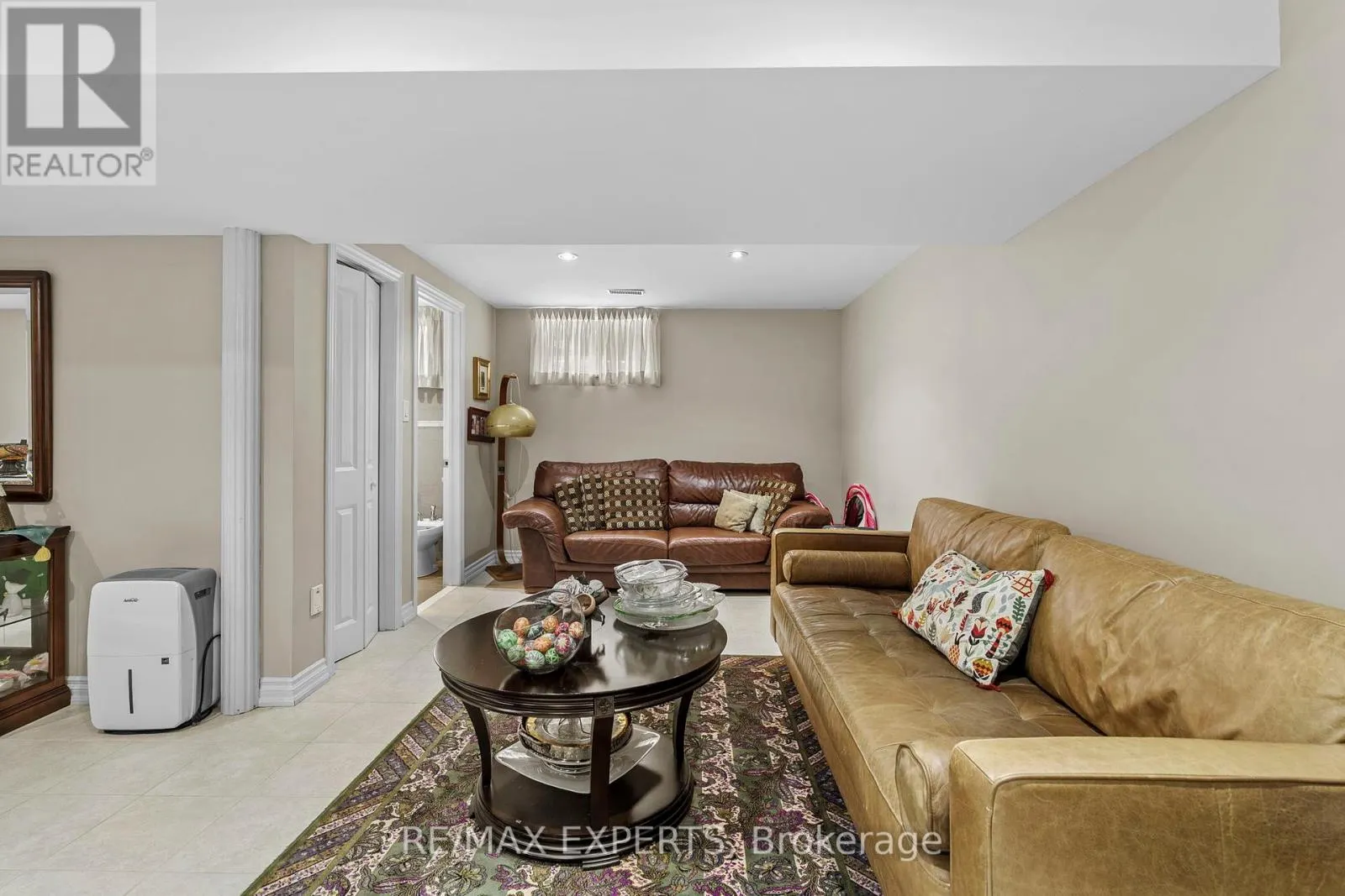 76 BACHLEY CRESCENT