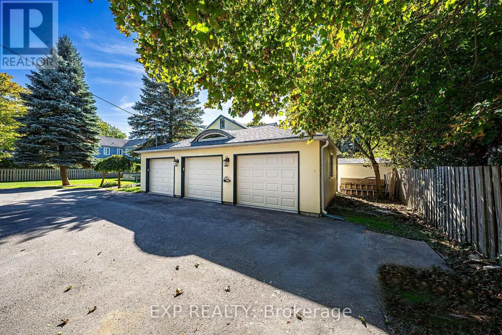 376 LAKE DRIVE N