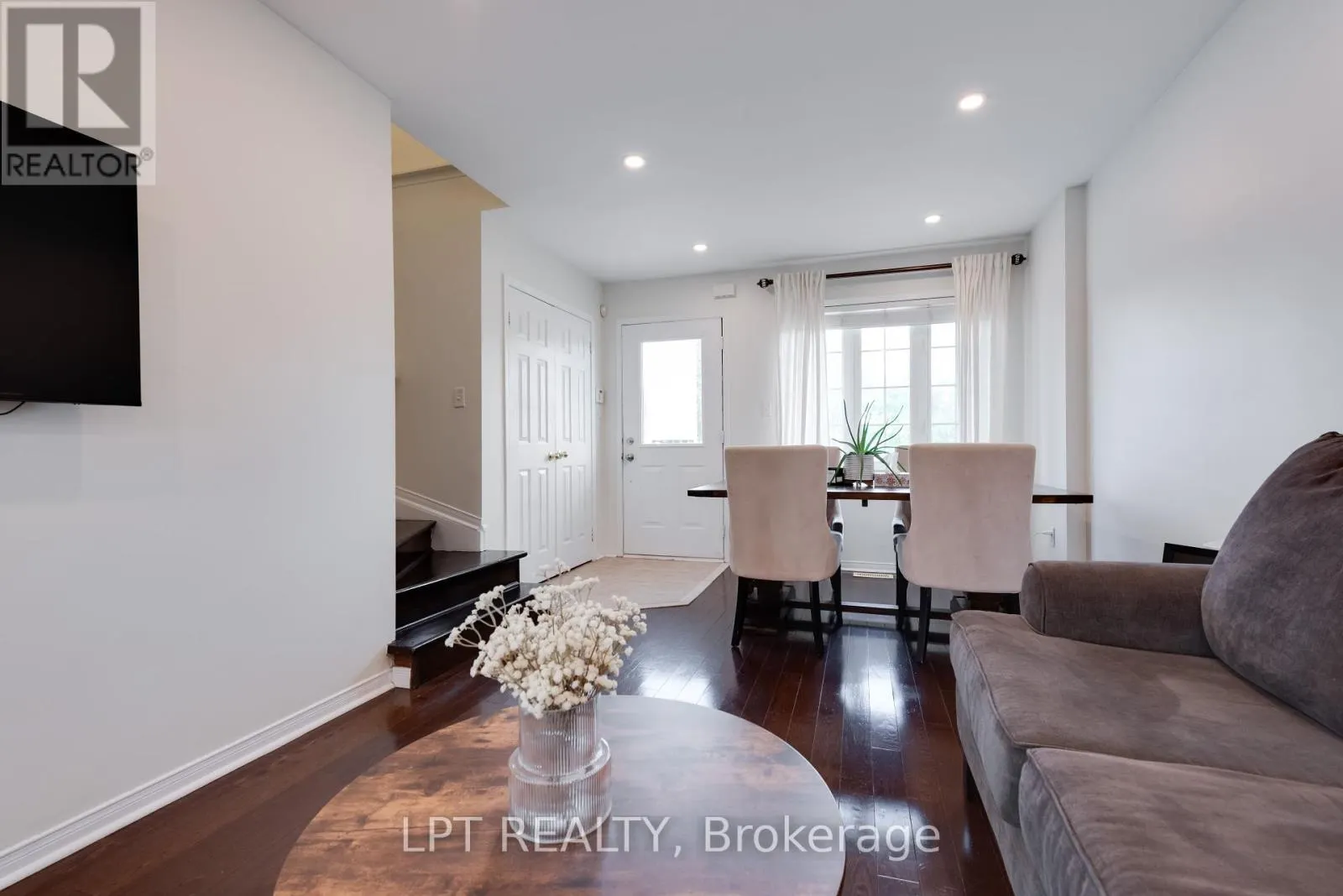 11 LOOKOUT STREET