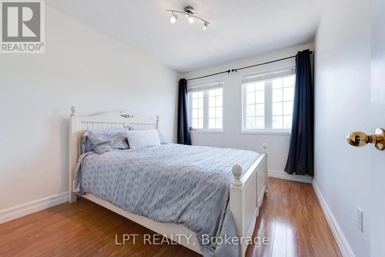 11 LOOKOUT STREET