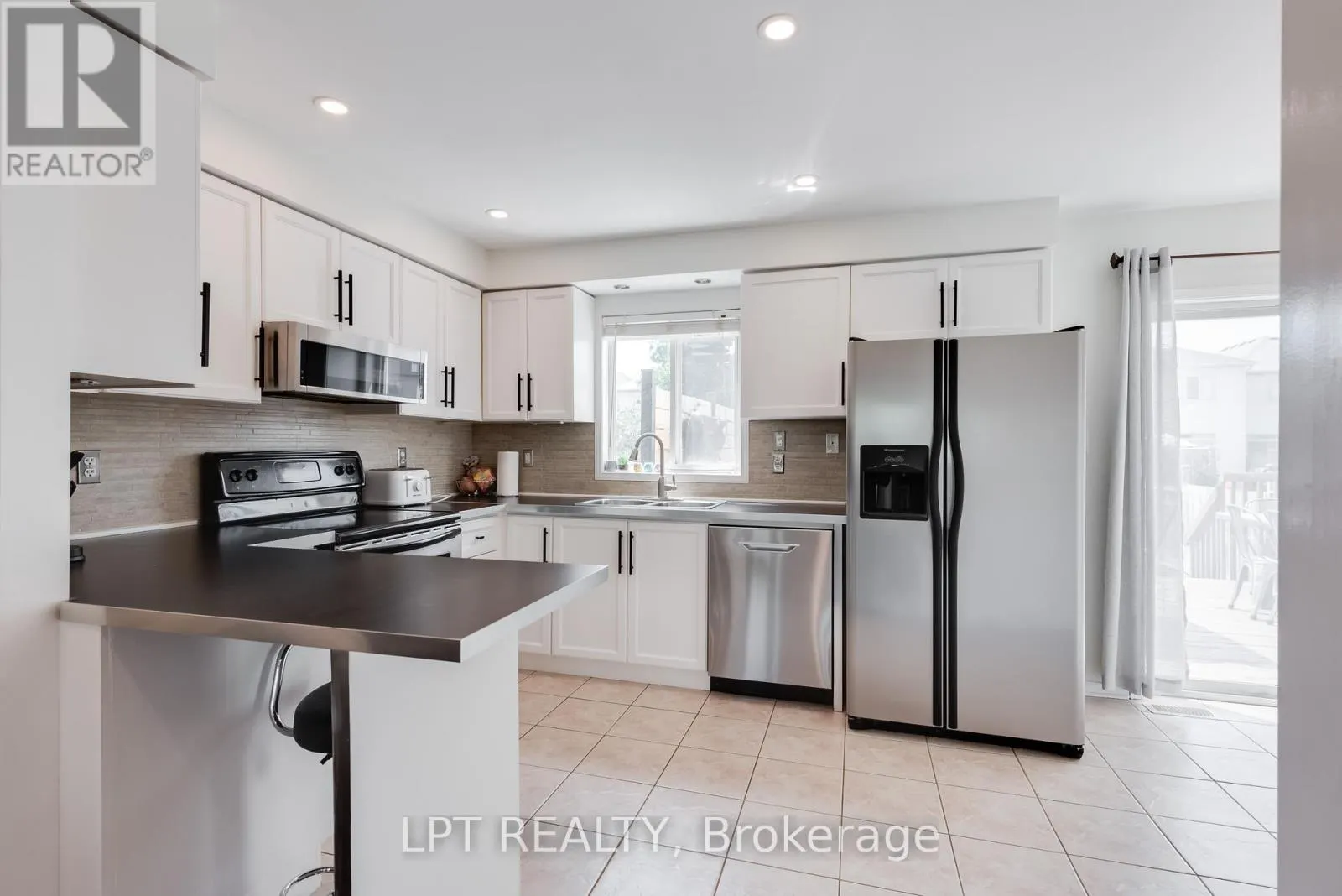11 LOOKOUT STREET