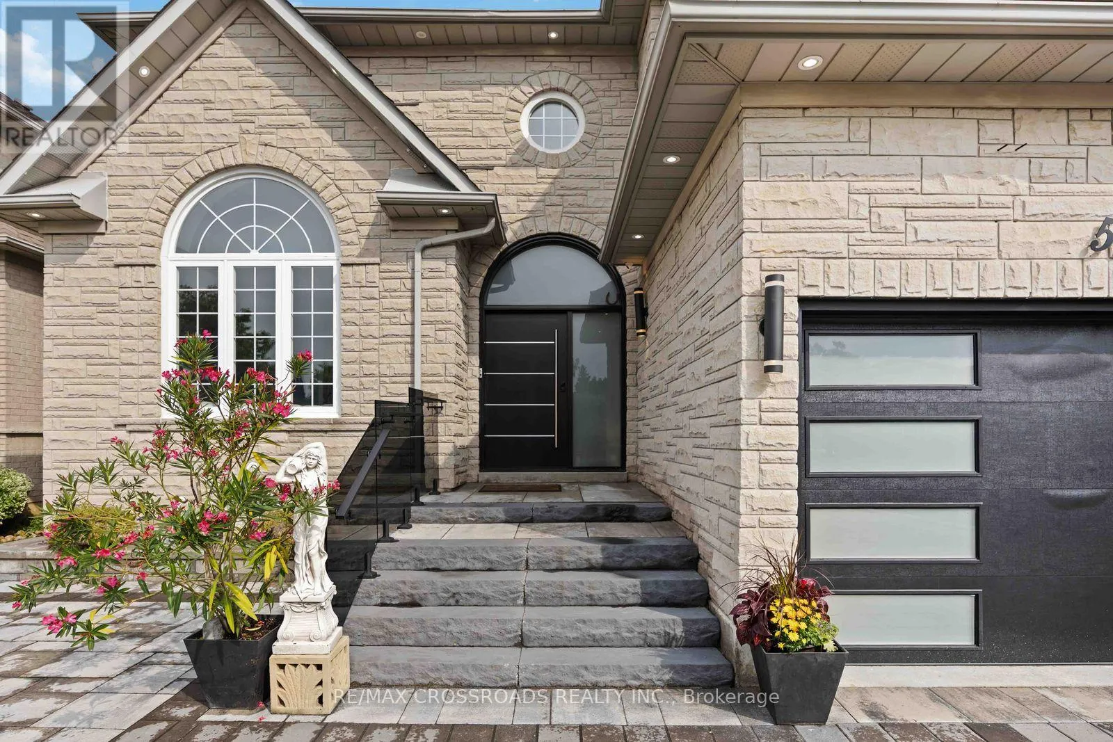 50 GRANDLEA CRESCENT