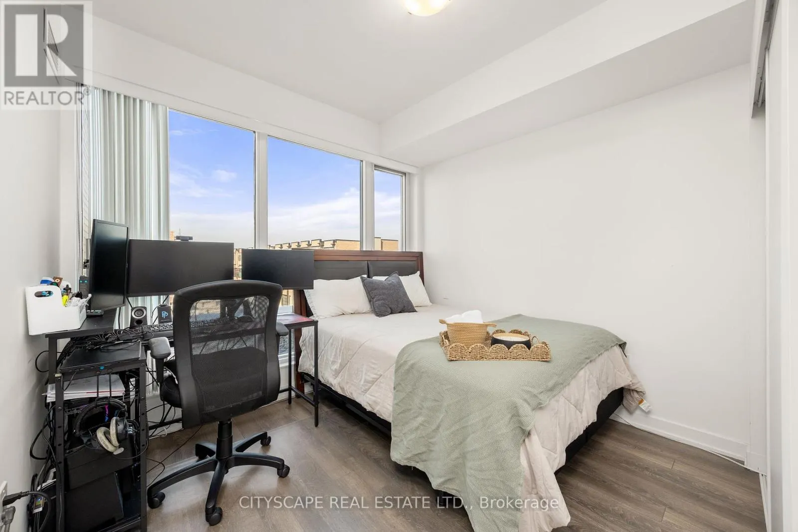 201 - 100 EAGLE ROCK WAY