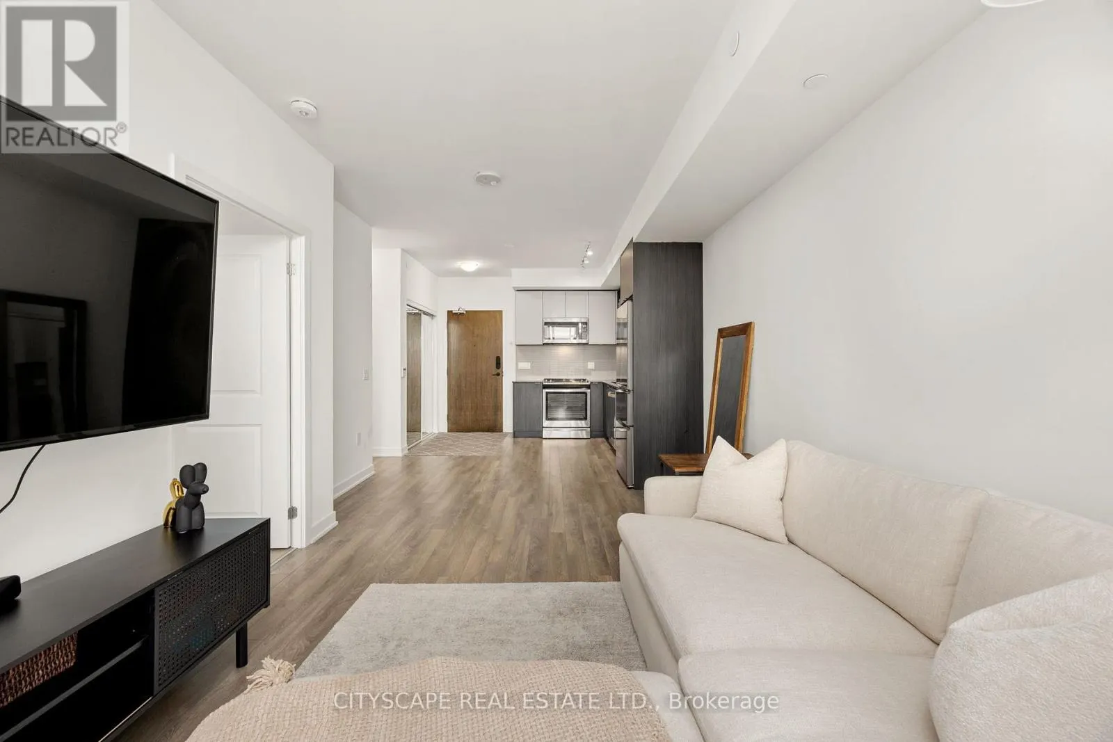201 - 100 EAGLE ROCK WAY