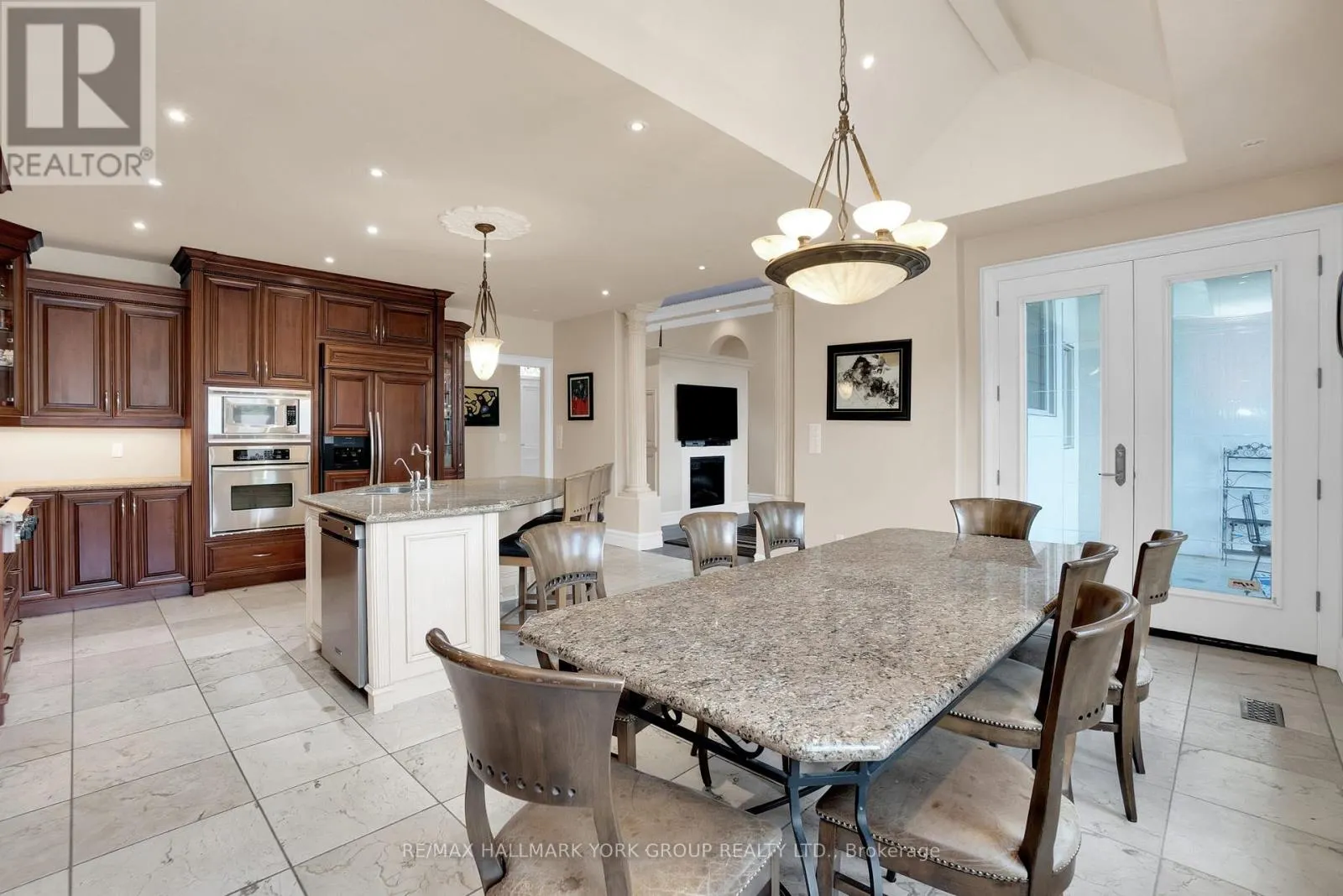 2 KINGSWOOD DRIVE