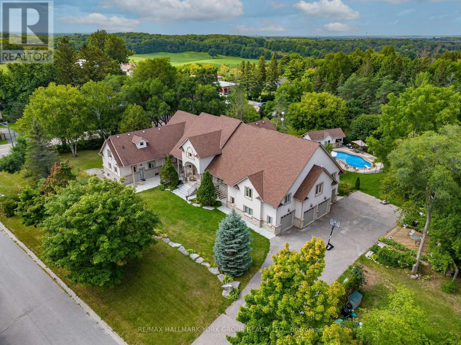 2 KINGSWOOD DRIVE