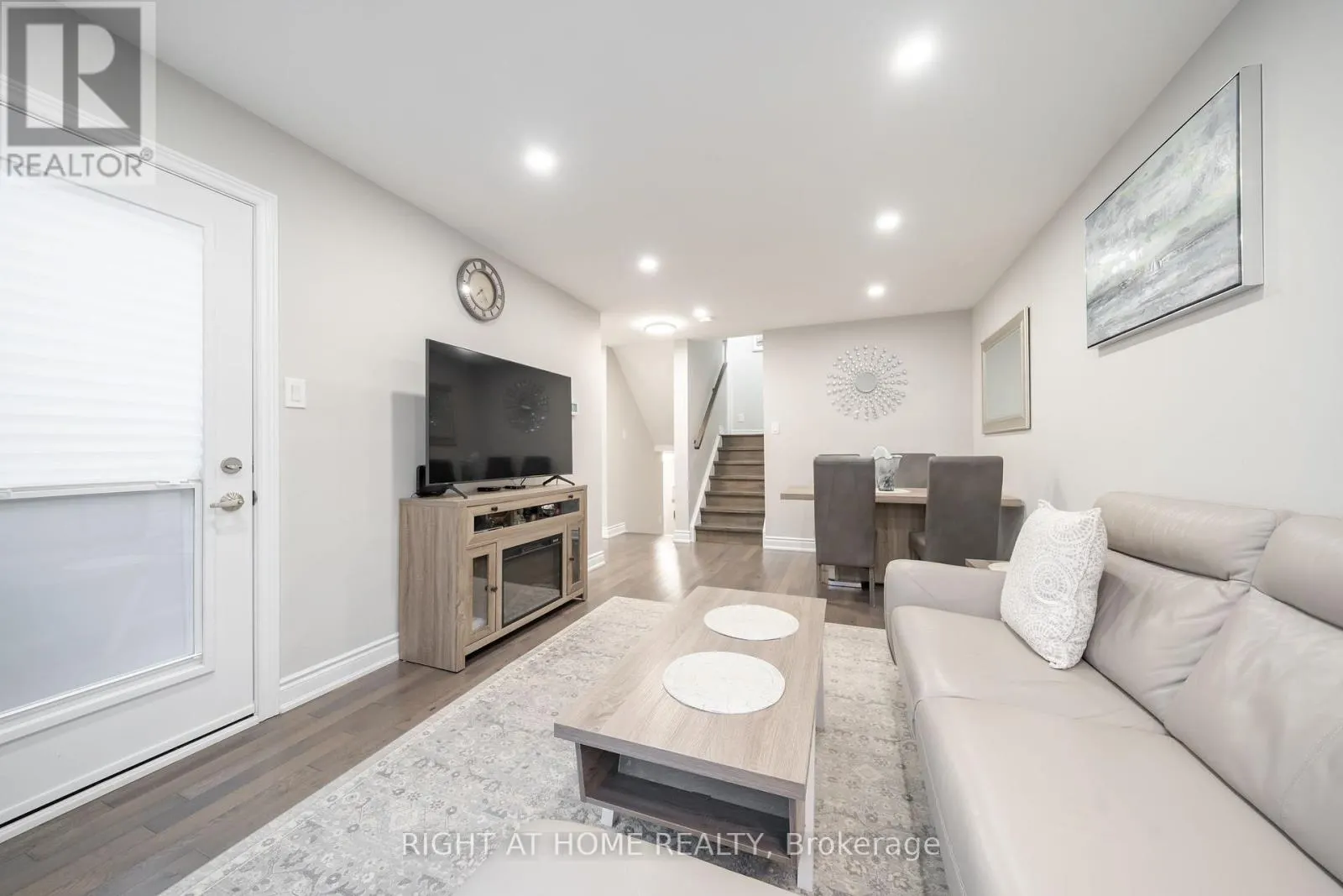 9 ROYAL CEDAR COURT
