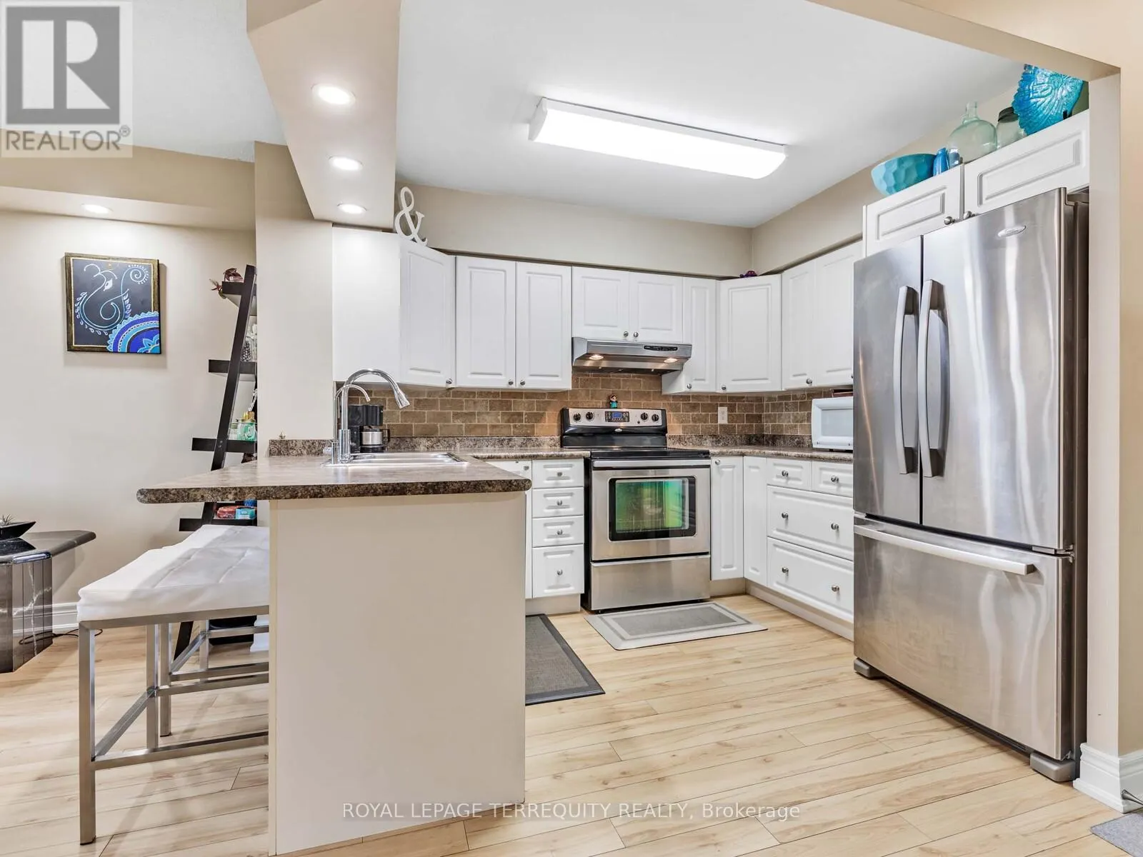 203 - 326 MAJOR MACKENZIE DRIVE E