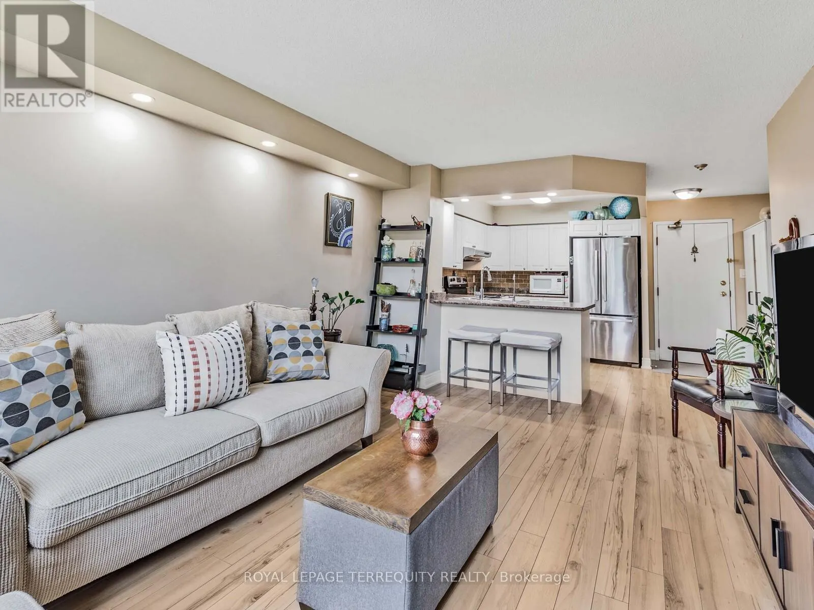 203 - 326 MAJOR MACKENZIE DRIVE E