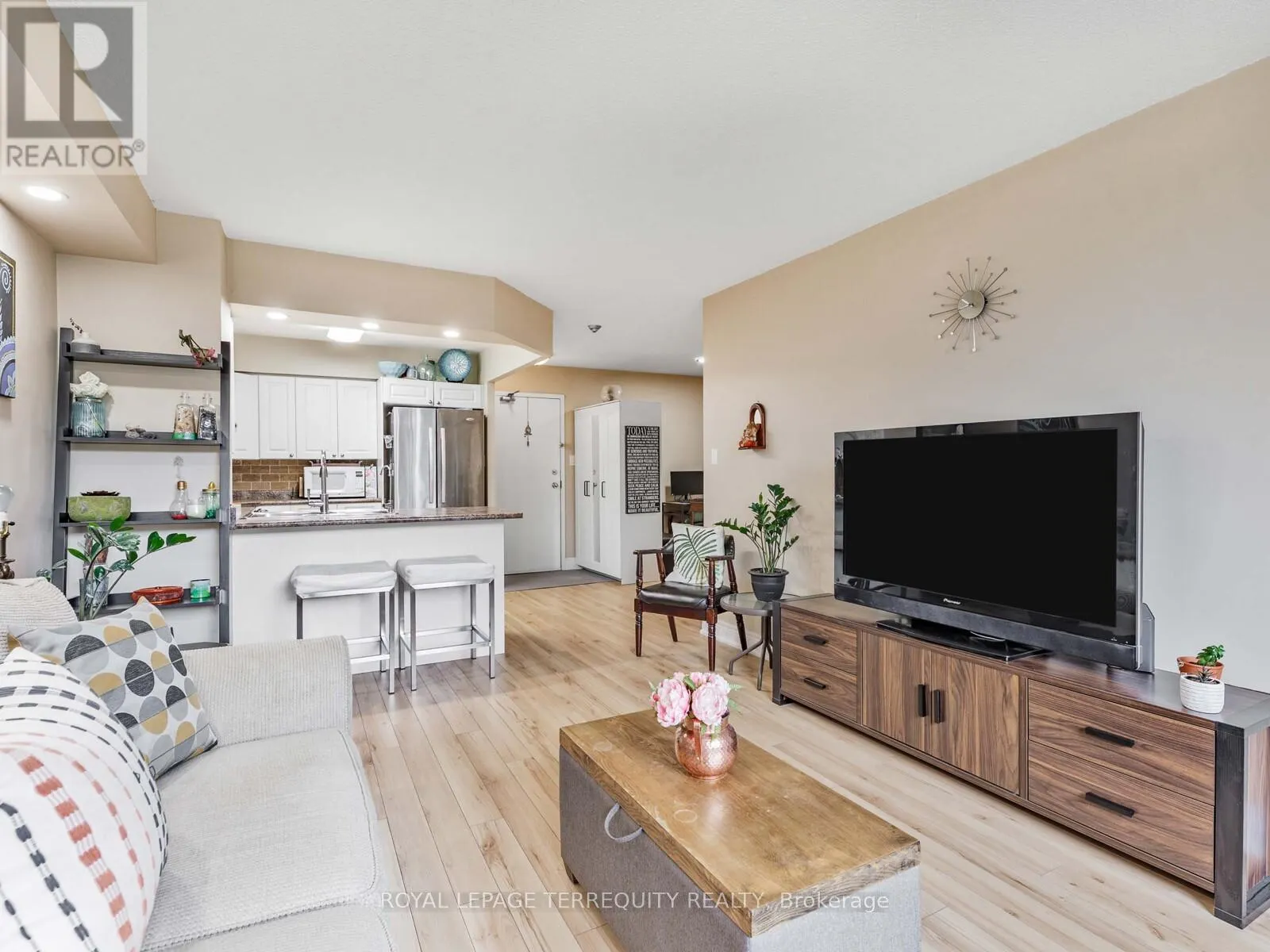 203 - 326 MAJOR MACKENZIE DRIVE E