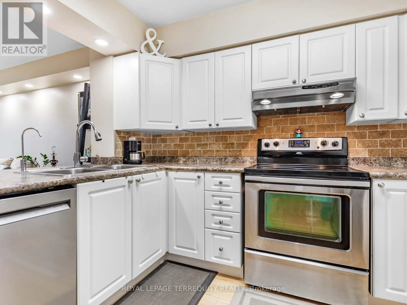 203 - 326 MAJOR MACKENZIE DRIVE E