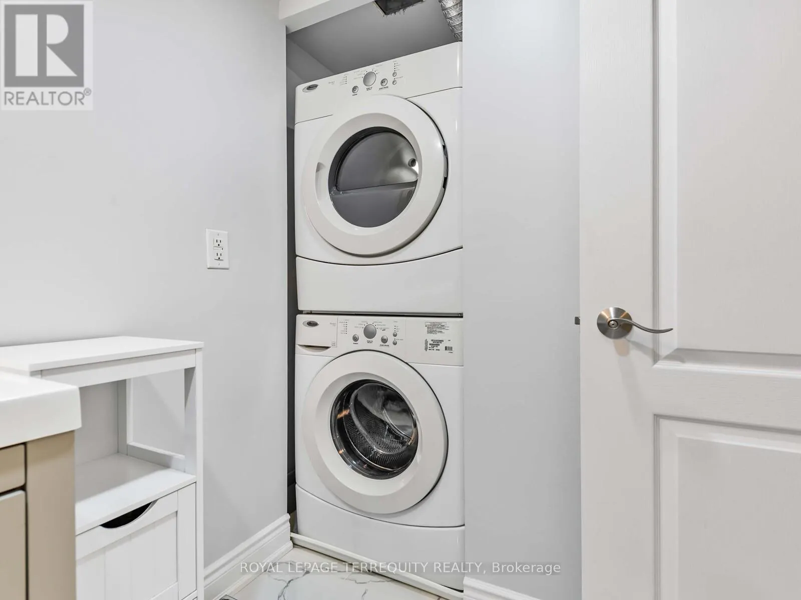 203 - 326 MAJOR MACKENZIE DRIVE E