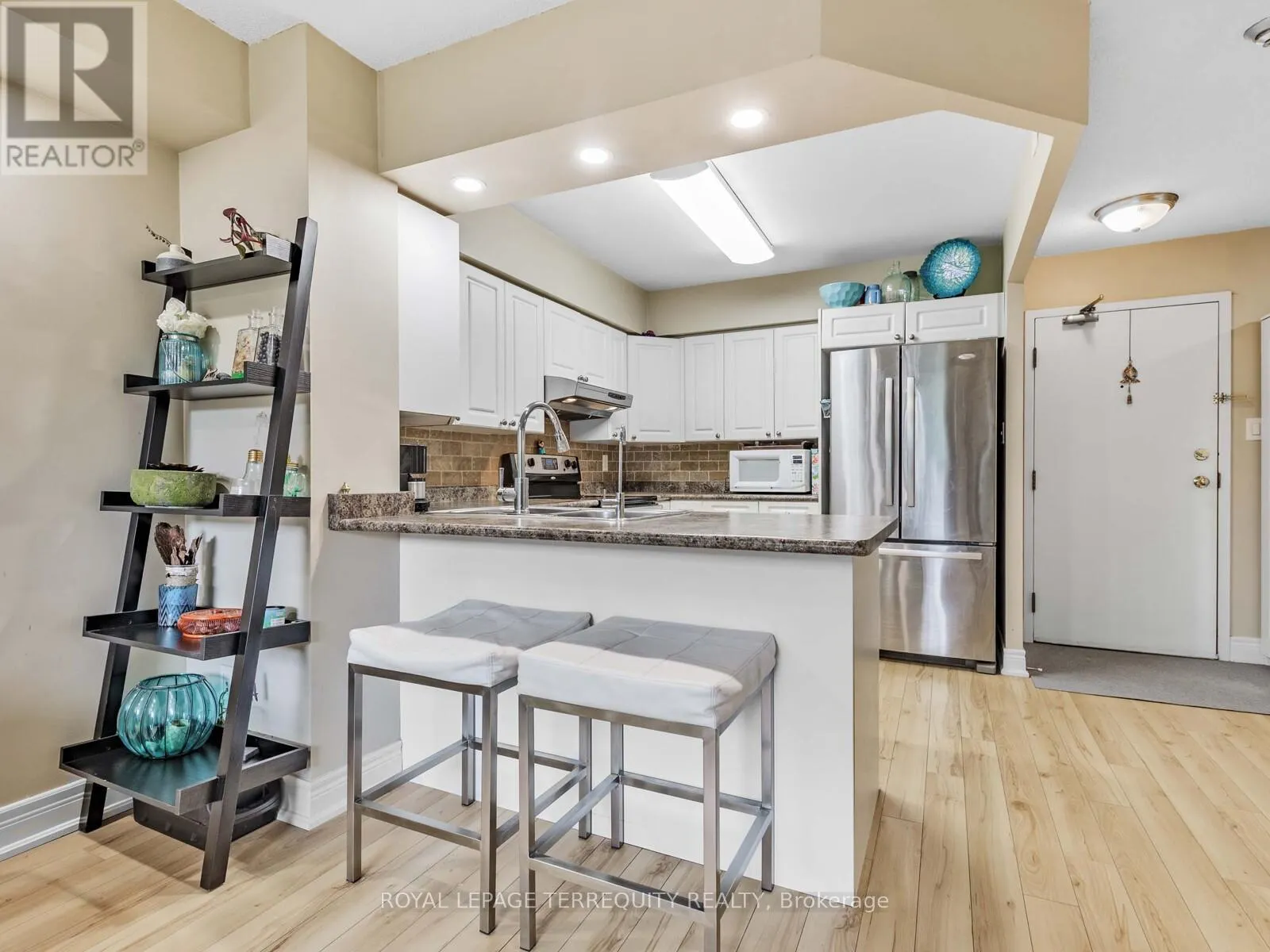 203 - 326 MAJOR MACKENZIE DRIVE E