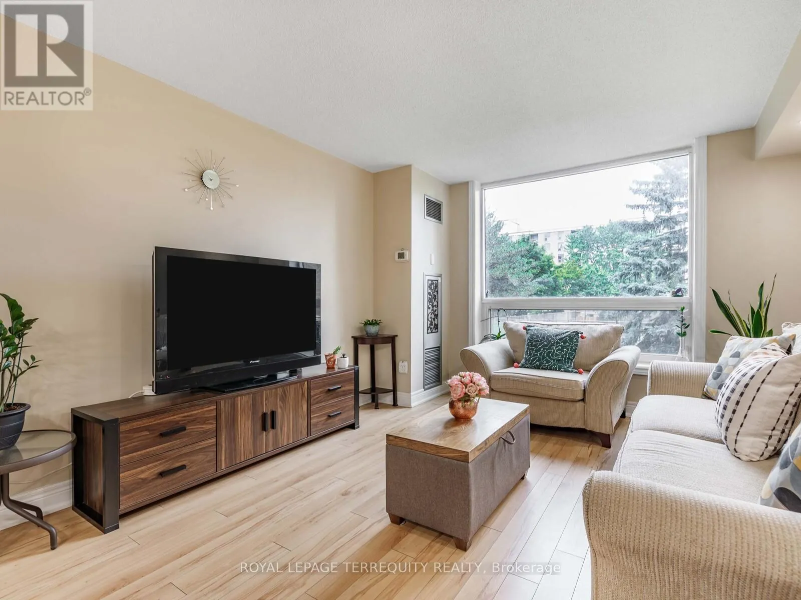 203 - 326 MAJOR MACKENZIE DRIVE E