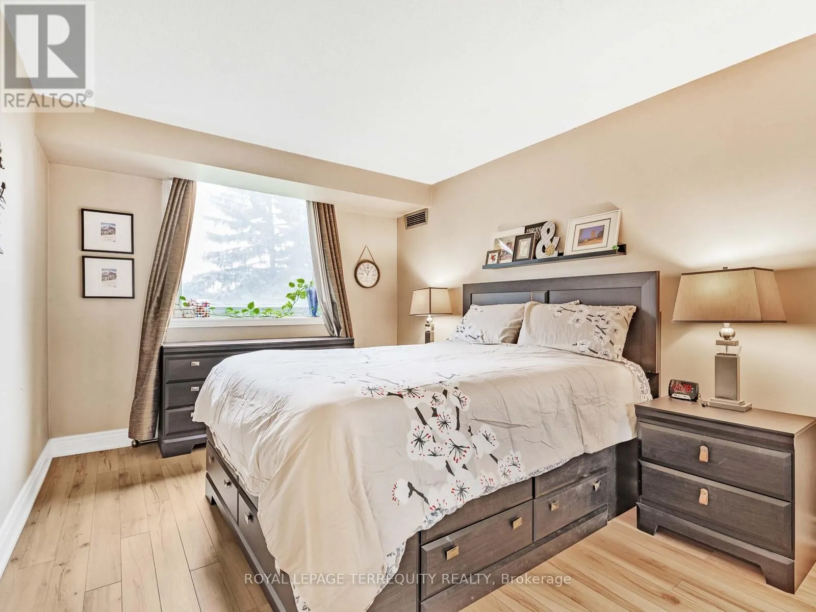 203 - 326 MAJOR MACKENZIE DRIVE E