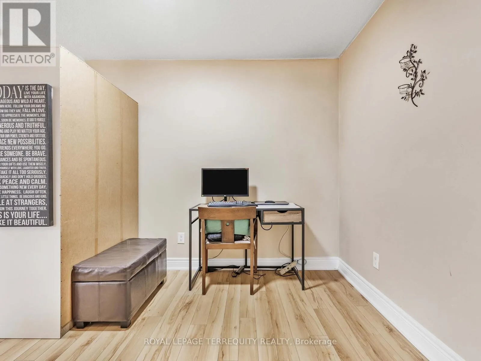203 - 326 MAJOR MACKENZIE DRIVE E