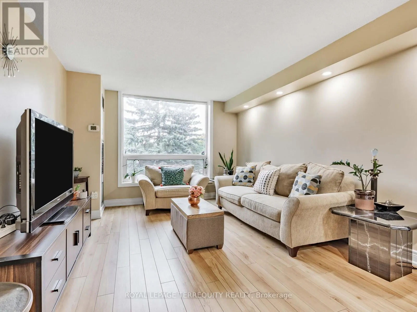 203 - 326 MAJOR MACKENZIE DRIVE E