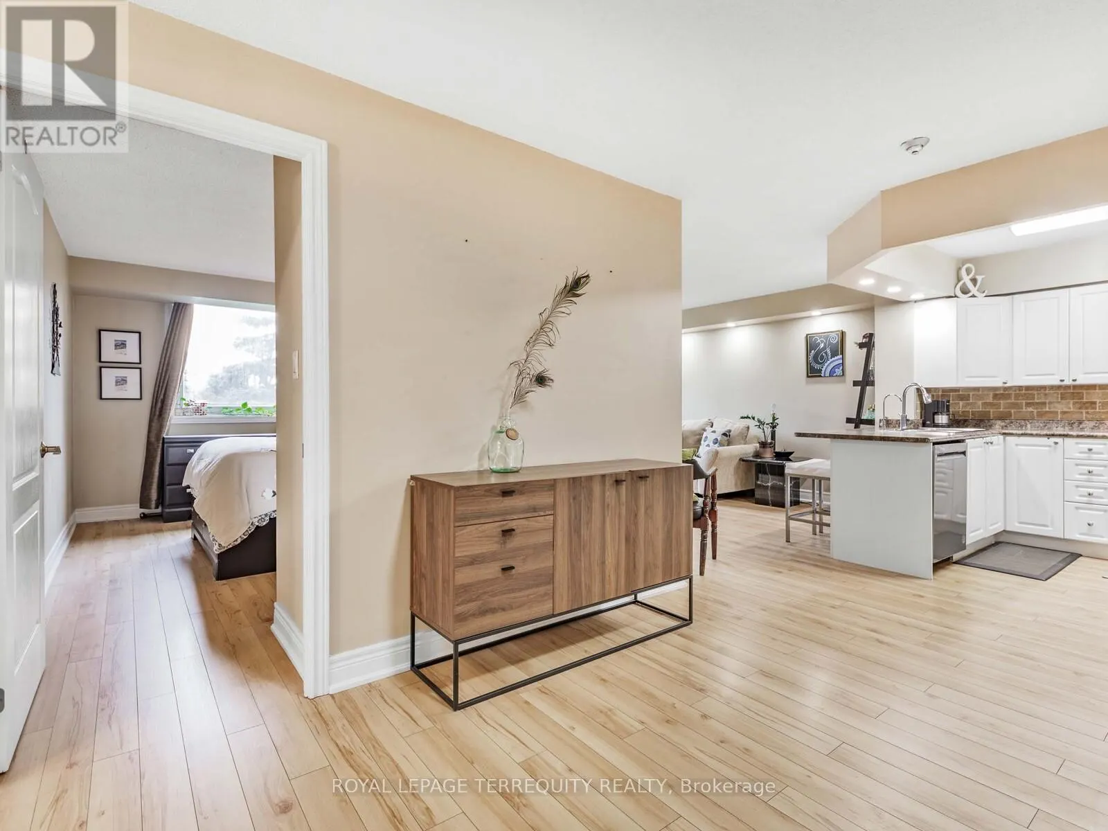 203 - 326 MAJOR MACKENZIE DRIVE E