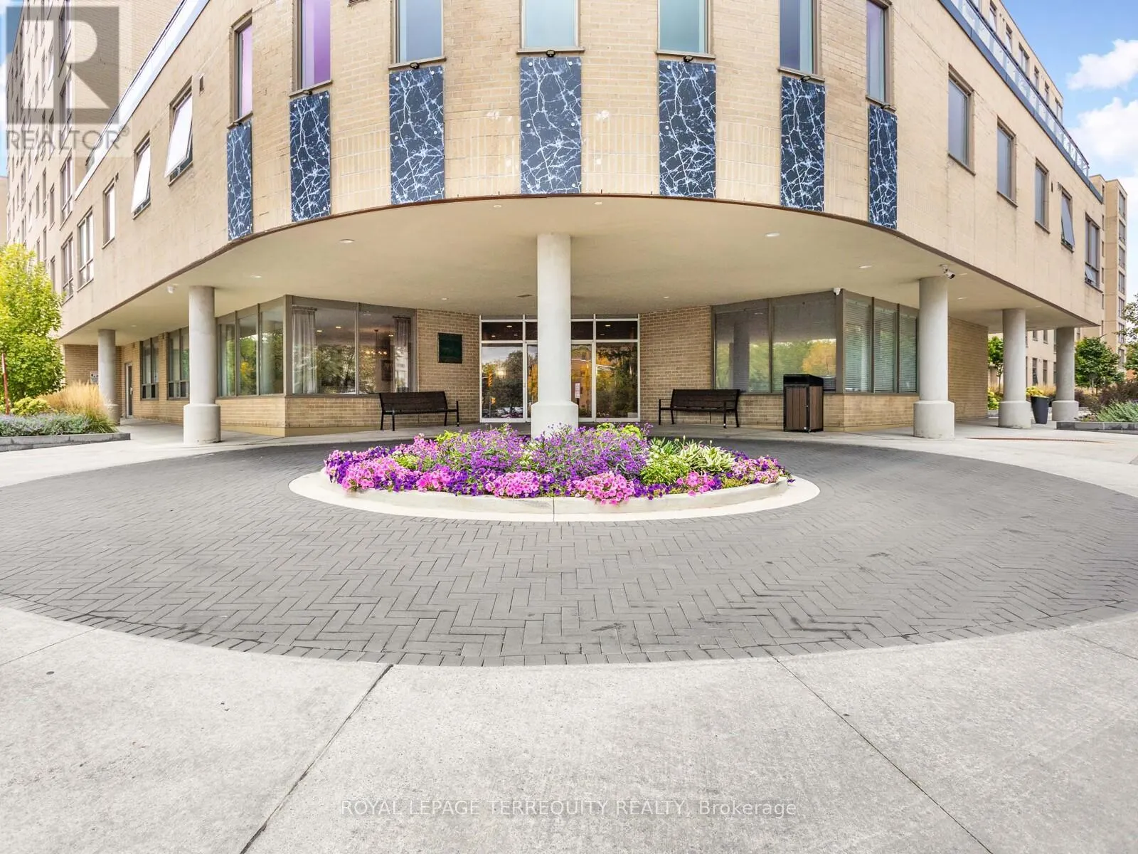 203 - 326 MAJOR MACKENZIE DRIVE E