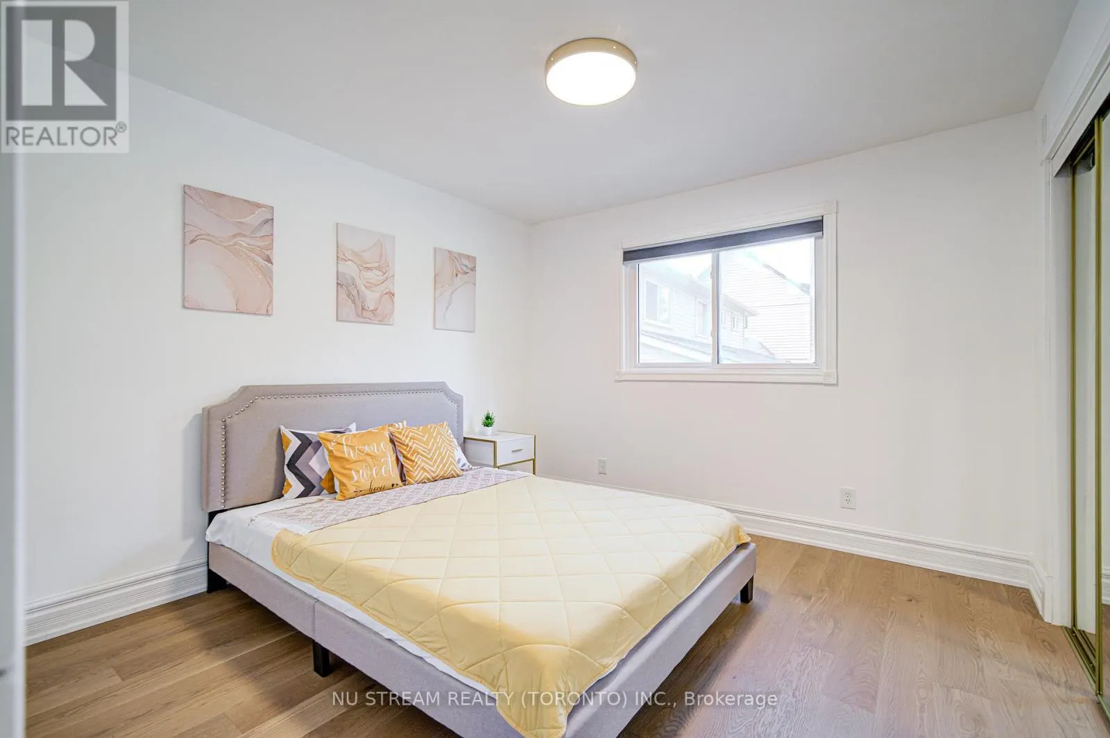 8 HEMINGWAY CRESCENT