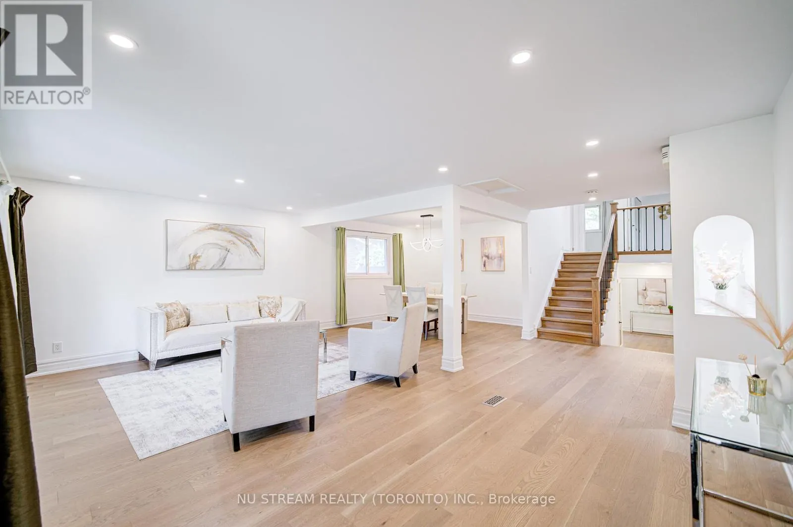 8 HEMINGWAY CRESCENT