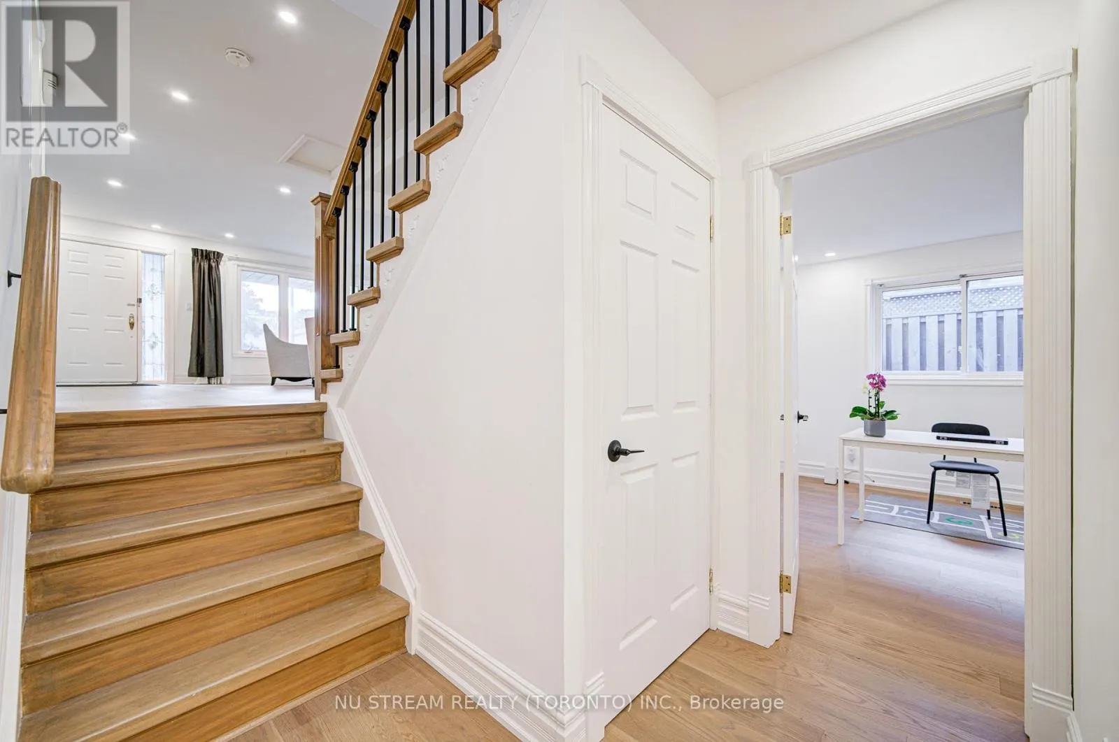 8 HEMINGWAY CRESCENT