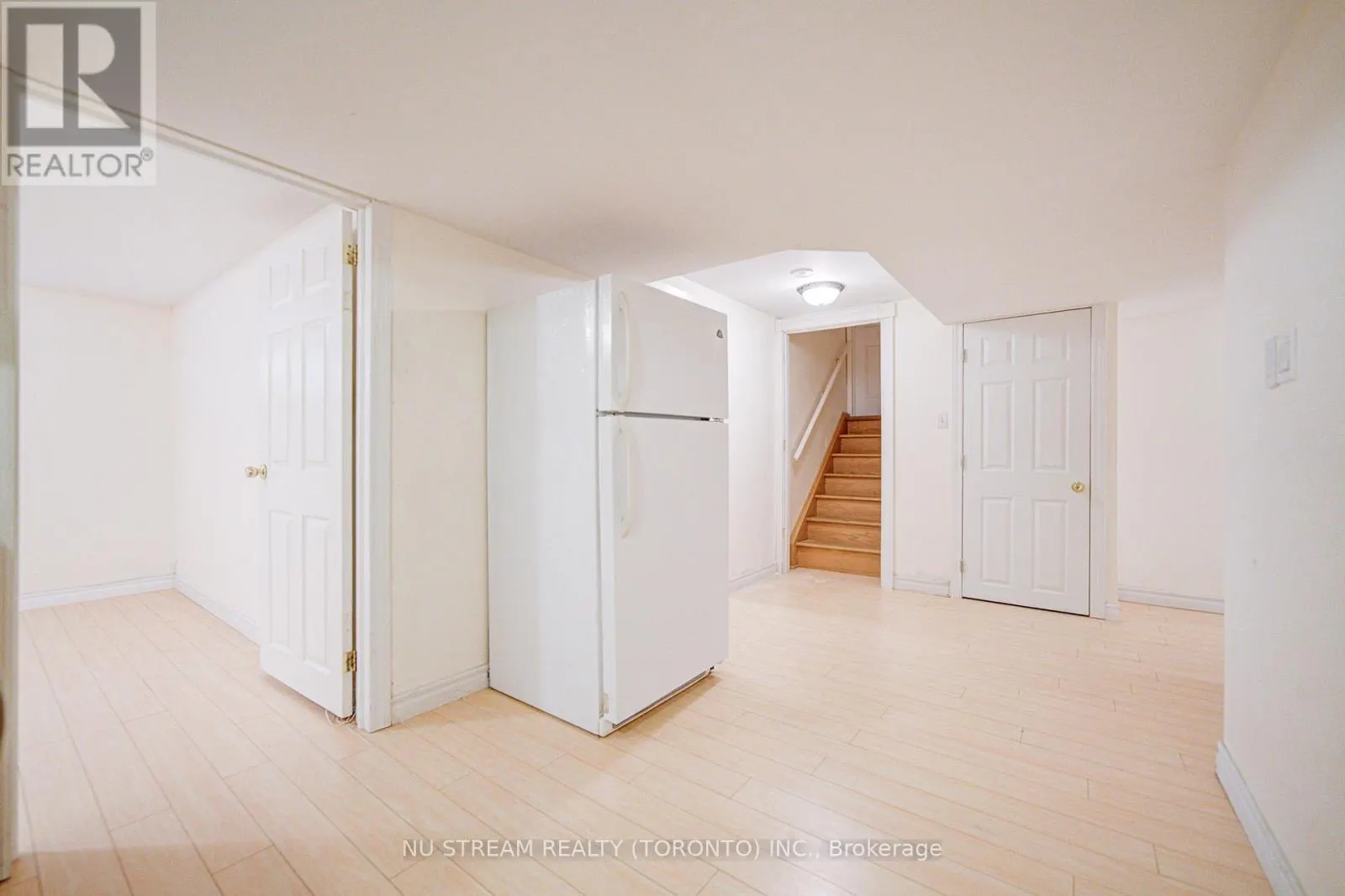 8 HEMINGWAY CRESCENT