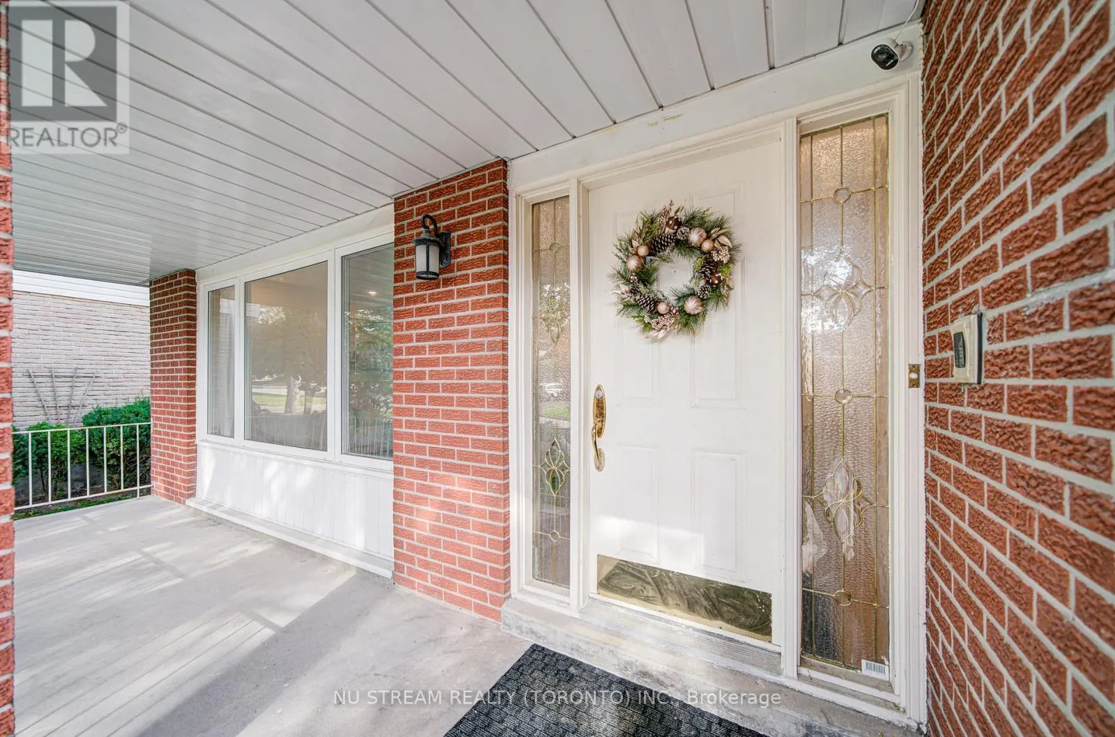 8 HEMINGWAY CRESCENT