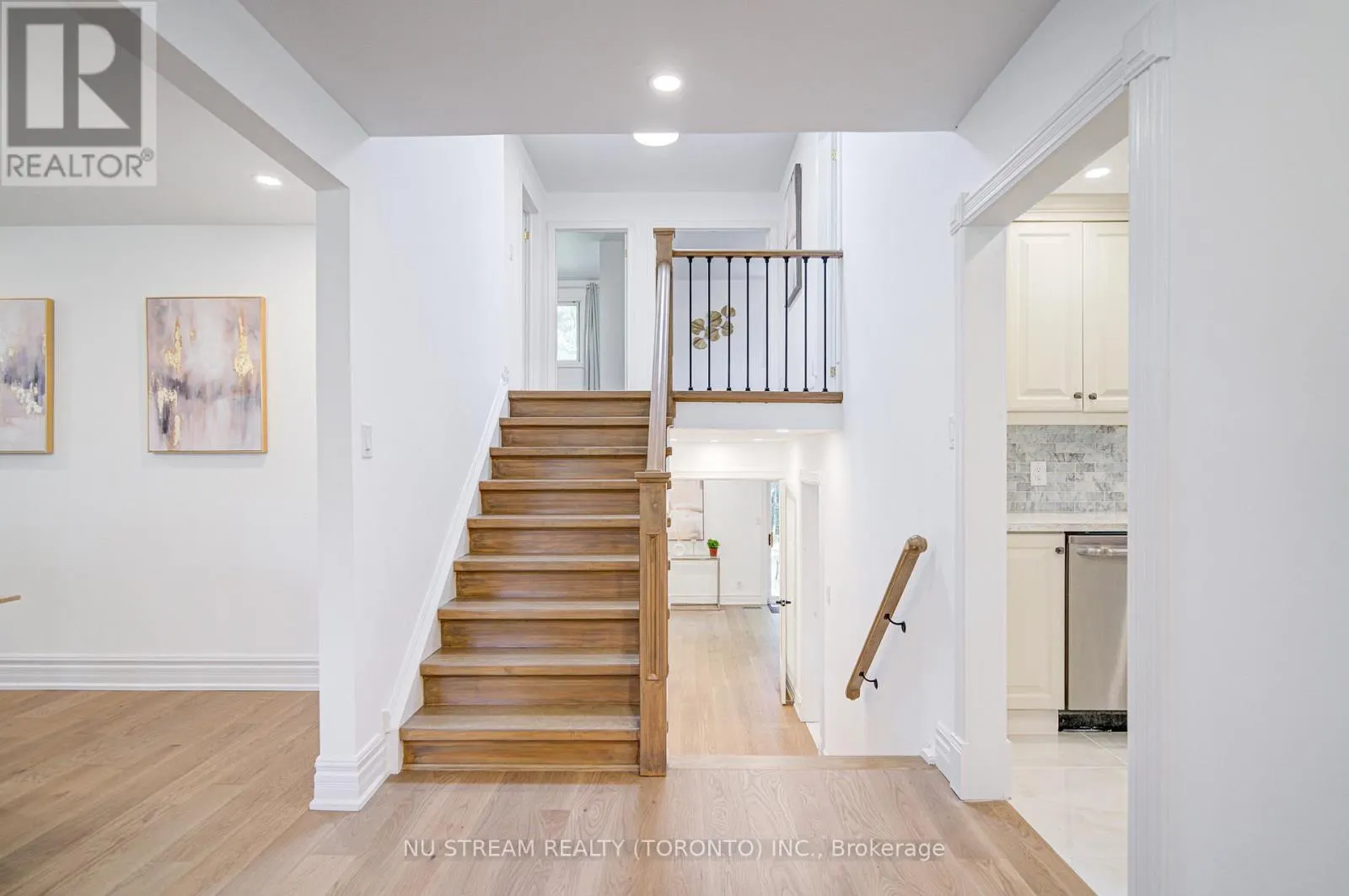 8 HEMINGWAY CRESCENT