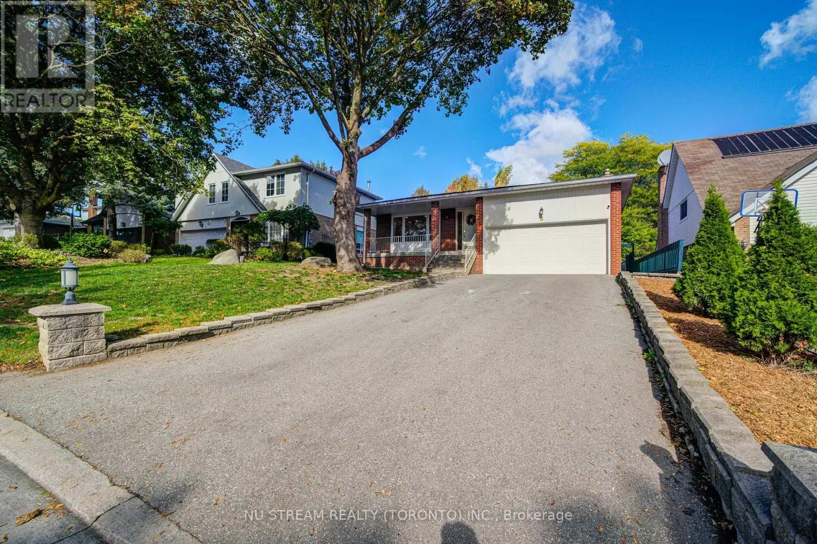 8 HEMINGWAY CRESCENT