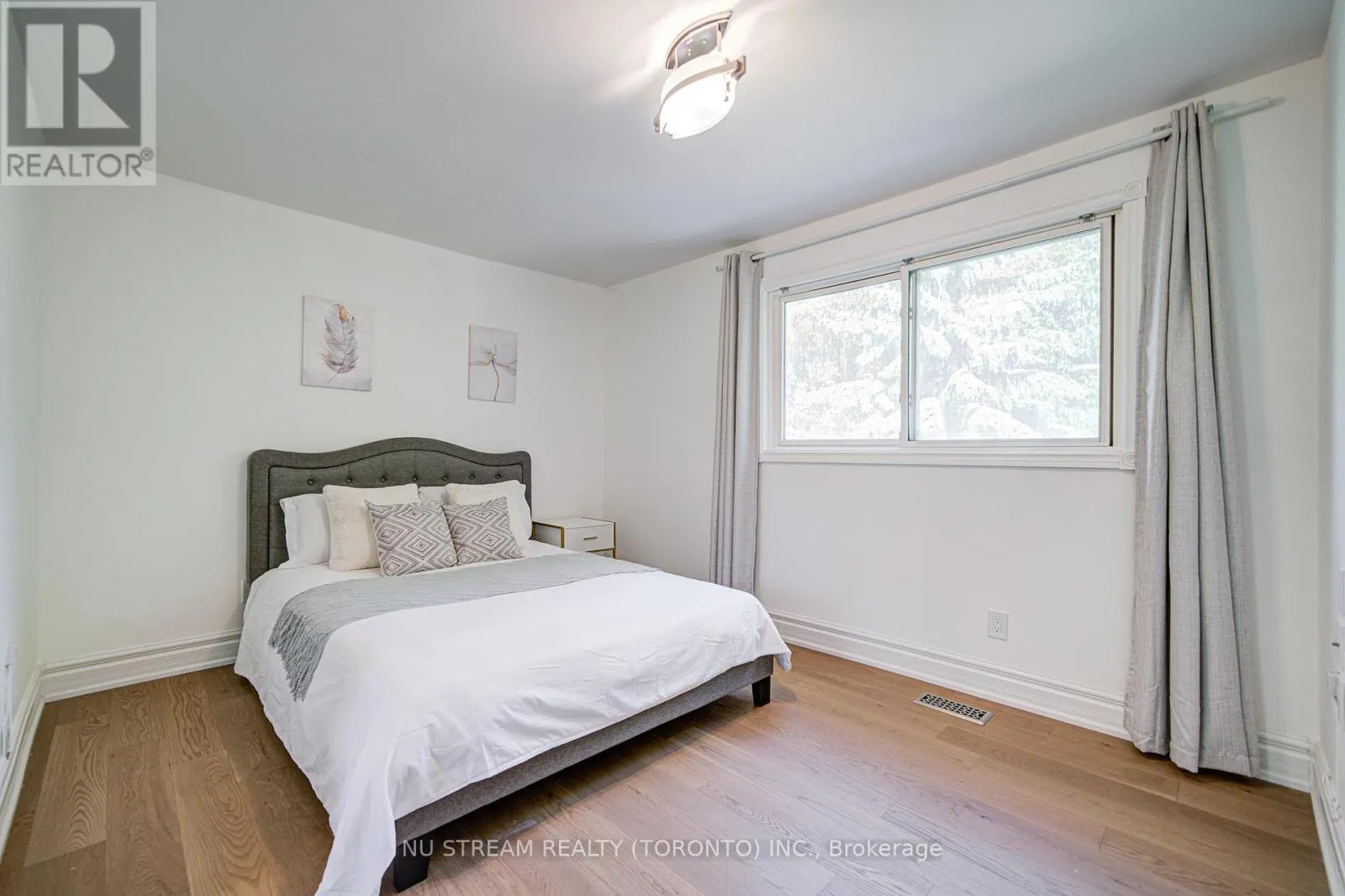 8 HEMINGWAY CRESCENT