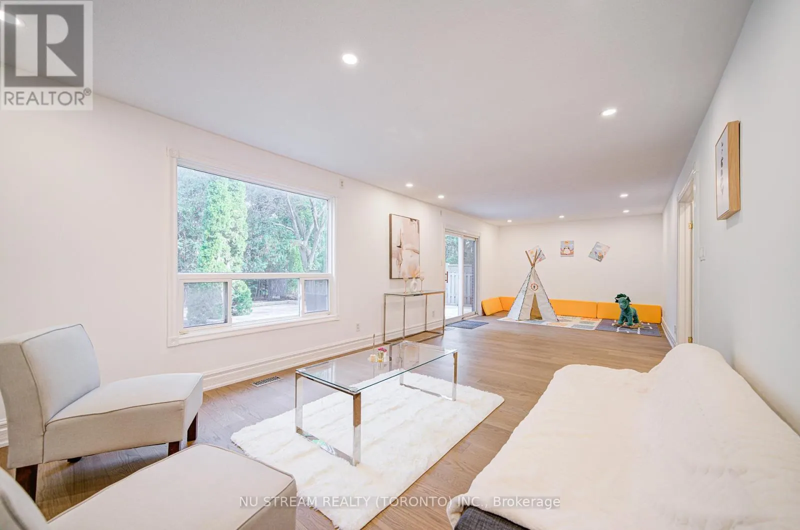 8 HEMINGWAY CRESCENT