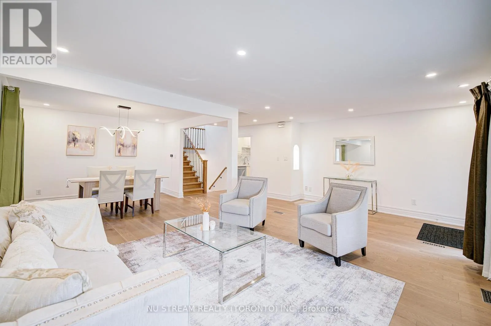 8 HEMINGWAY CRESCENT