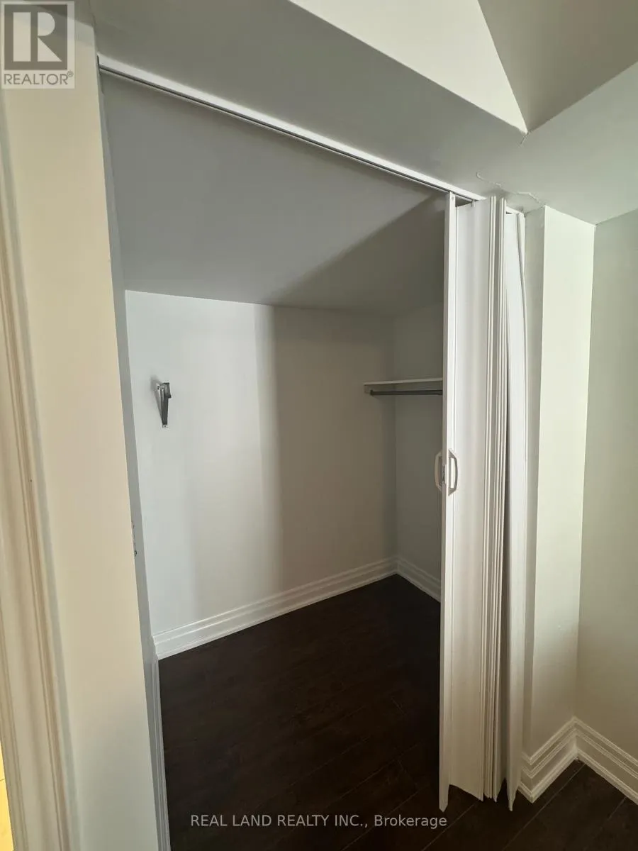 29 MAYFAIR COURT