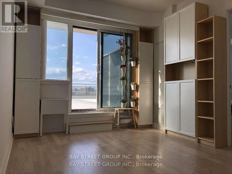 915 - 9201 YONGE STREET