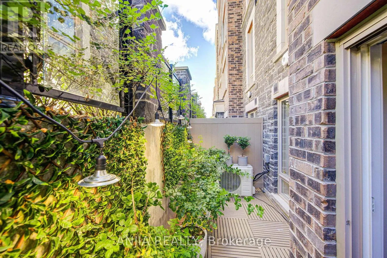 1205 - 11 DUNSHEATH WAY