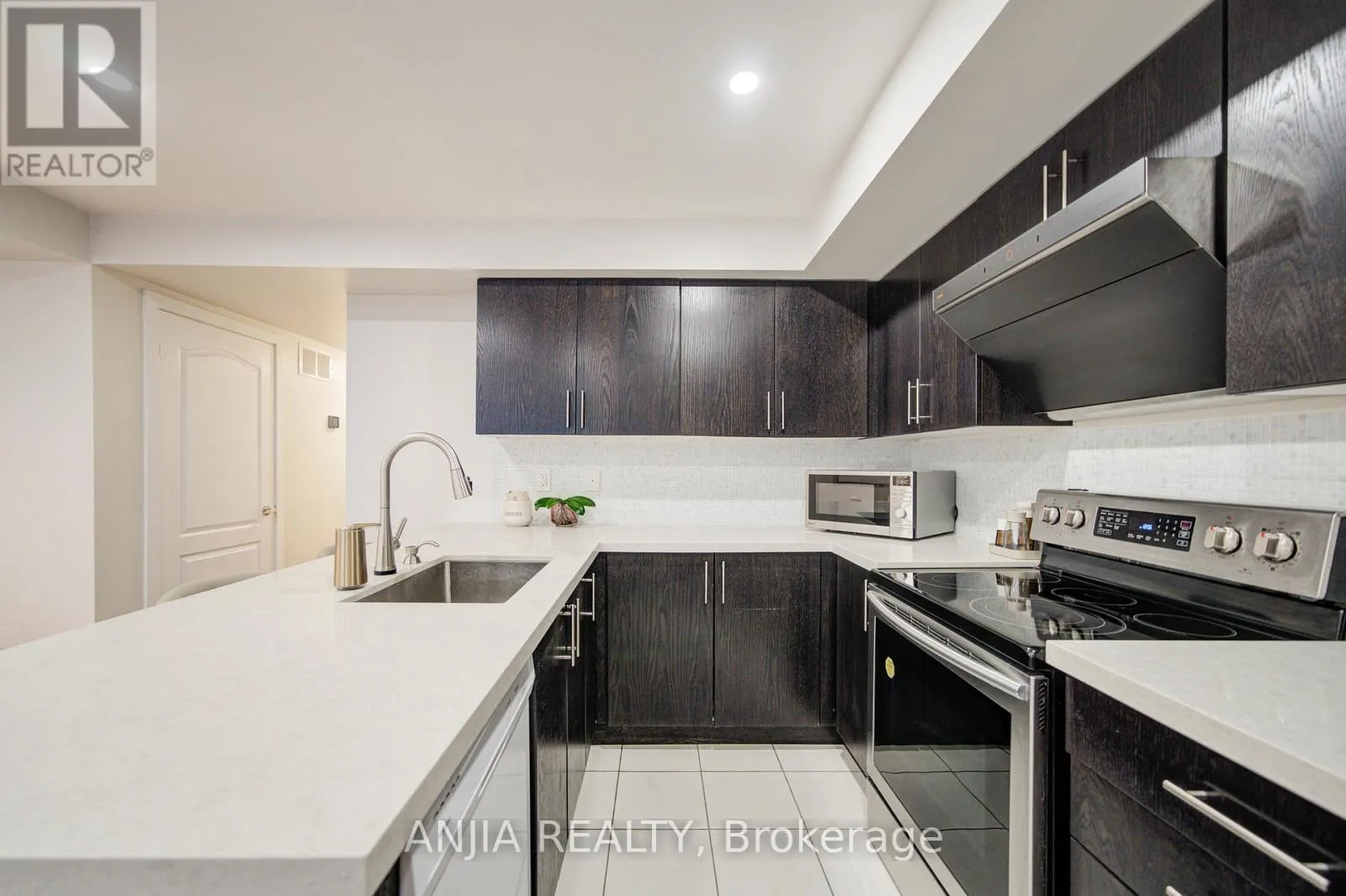 1205 - 11 DUNSHEATH WAY