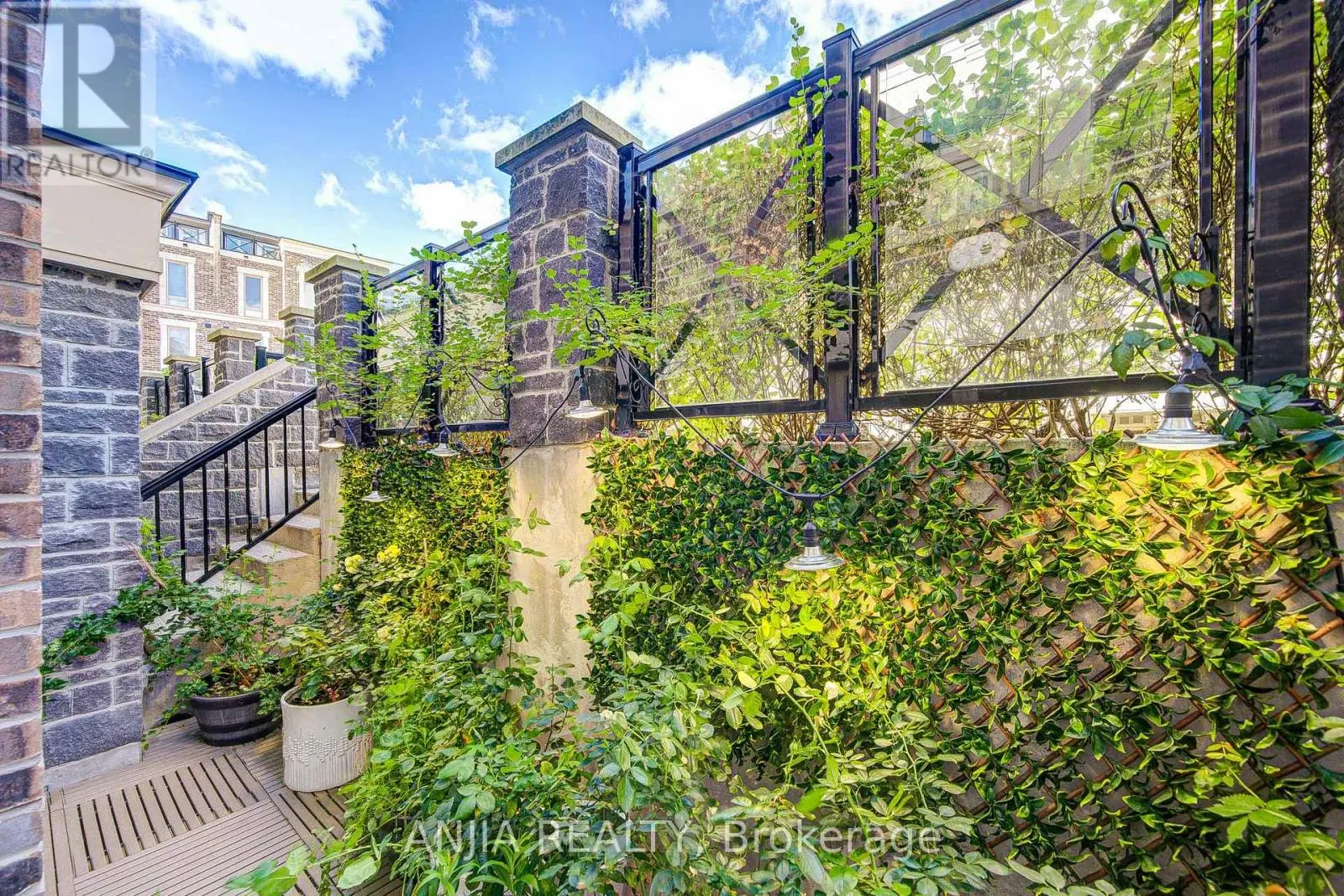 1205 - 11 DUNSHEATH WAY