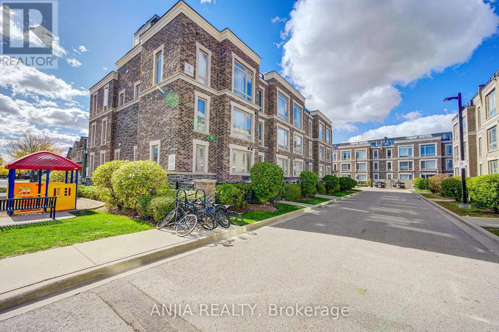1205 - 11 DUNSHEATH WAY