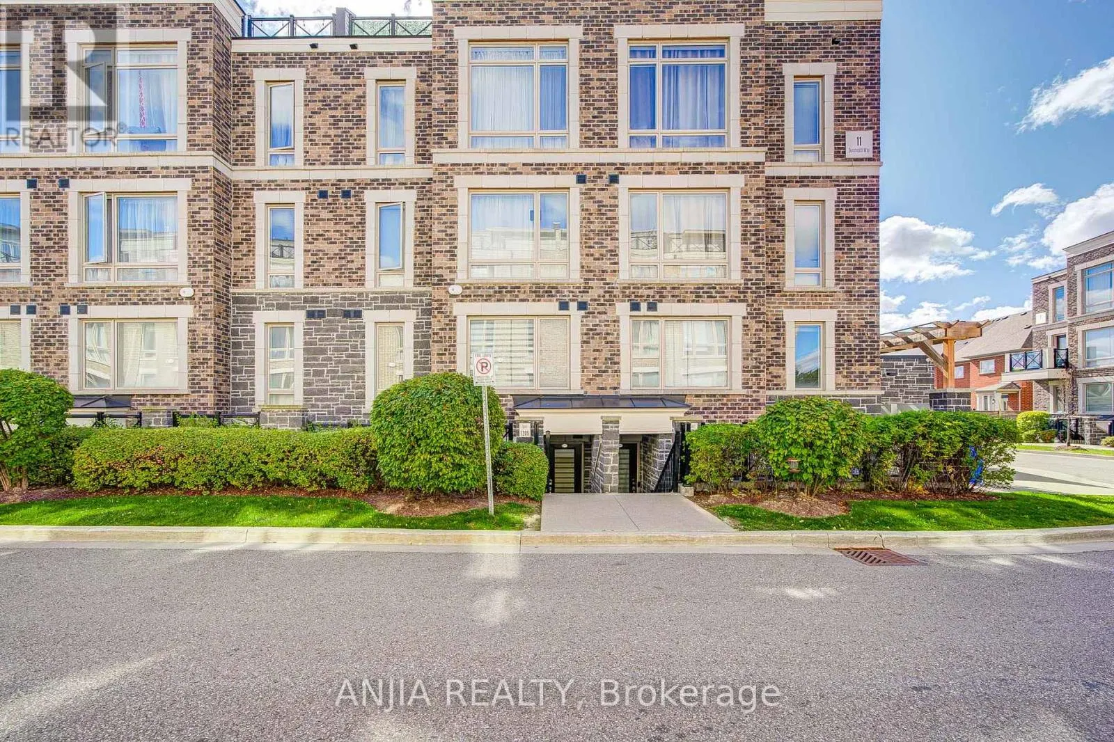 1205 - 11 DUNSHEATH WAY