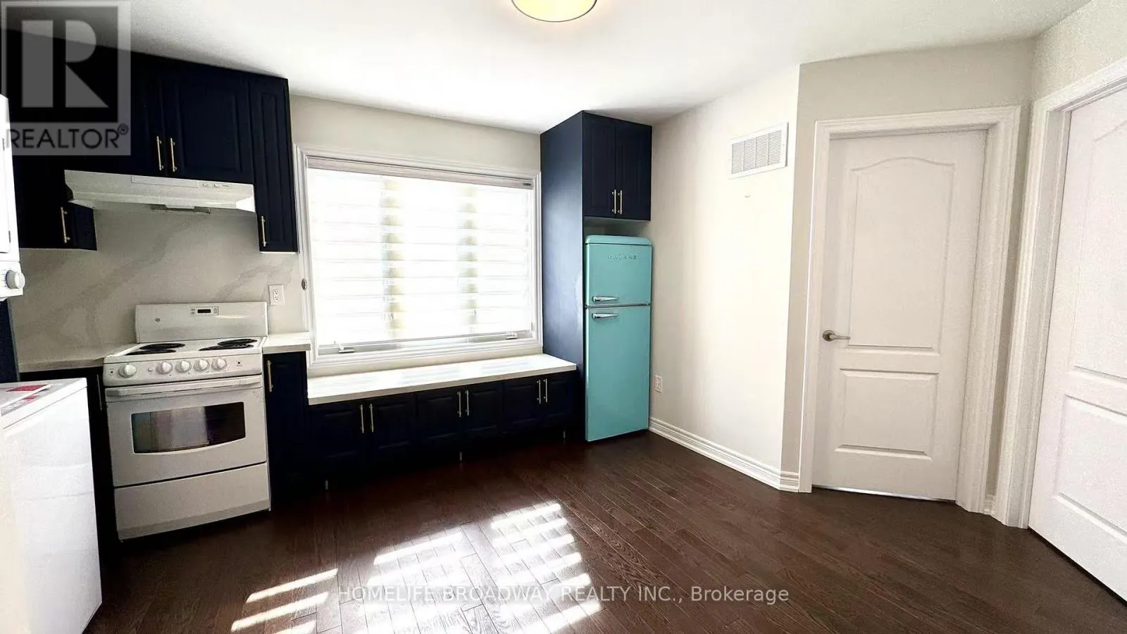 (COACH HOUSE) - 550 WHITES HILL AVENUE