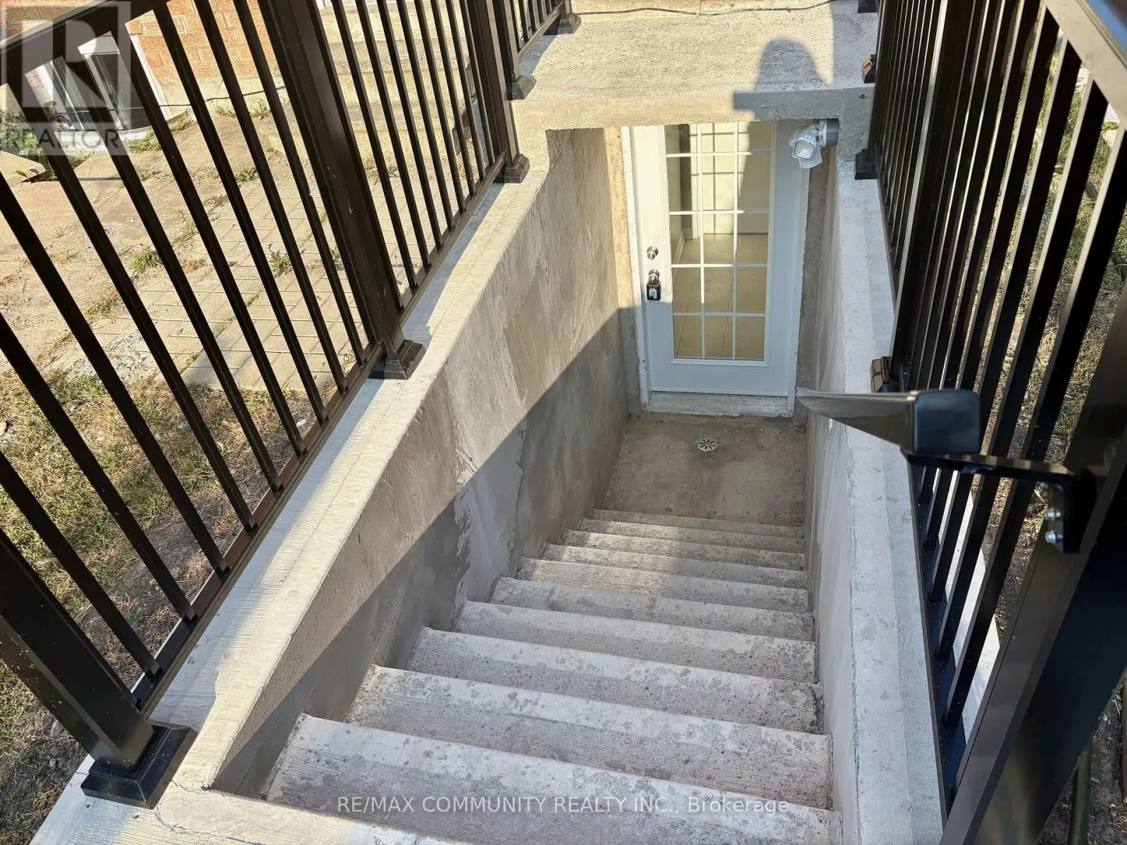 BASEMENT B - 34 COPPARD AVENUE