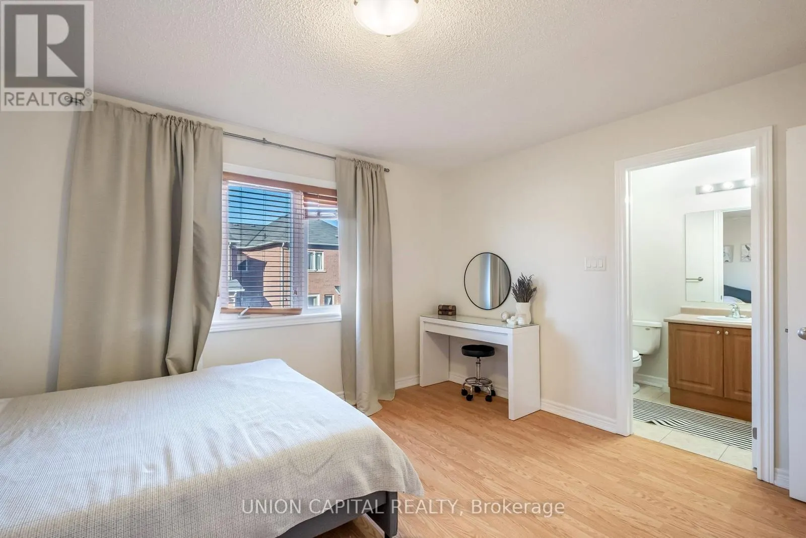 8 STOOKES CRESCENT